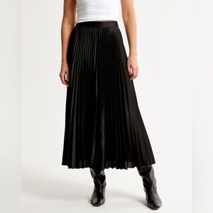 Abercrombie Satin Pleated Midi Skirt in Black | Size Small